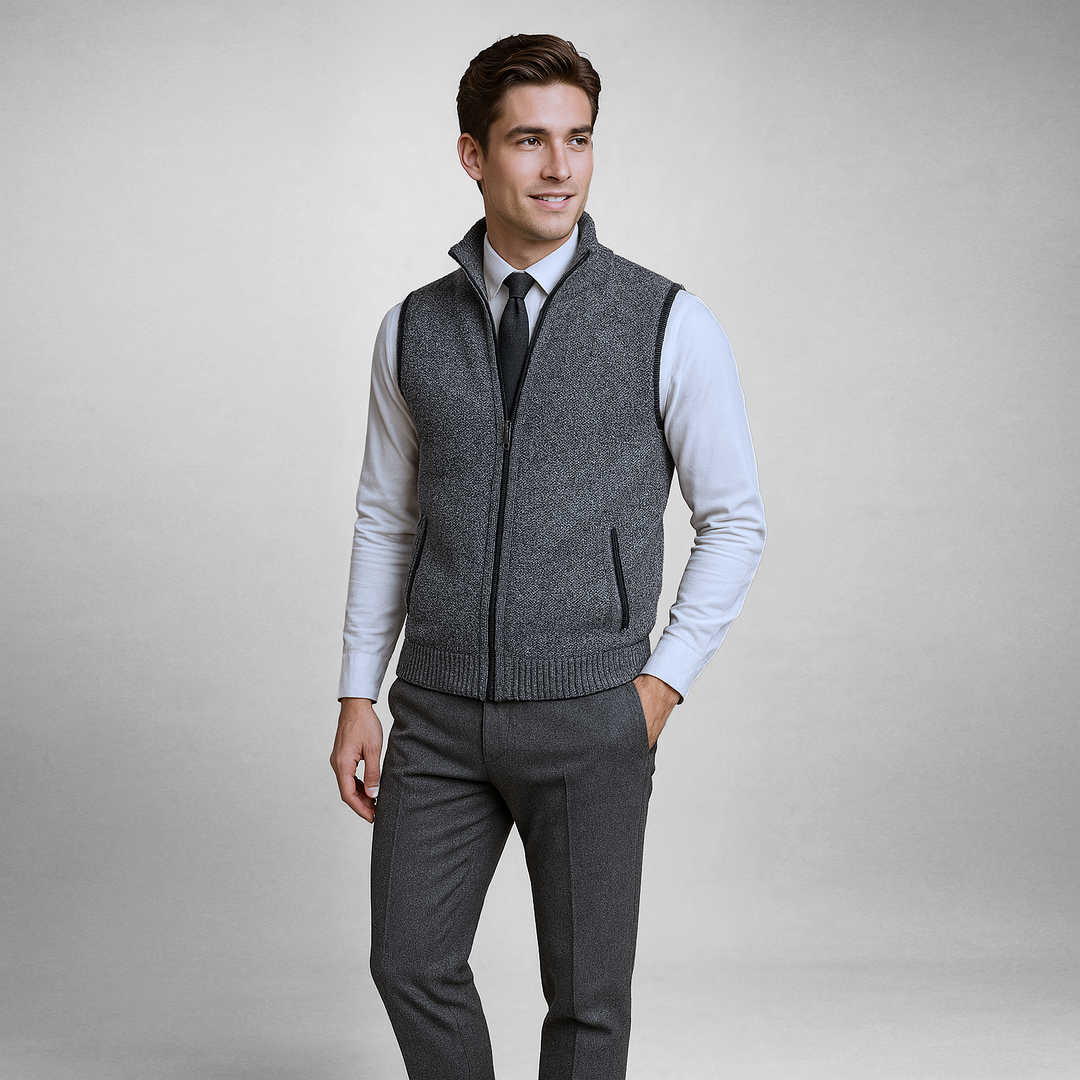 Elegante Herren-Reißverschlussweste aus Strickmaterial. Stehkragen für Wärme und Stil. Vielseitig für Business & Freizeit.