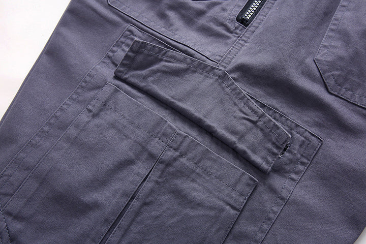 Herren Taktische Cargoshorts von hinten: Ansicht der Gesäßtaschen und des Schnitts, ideal für Outdoor-Freizeit.