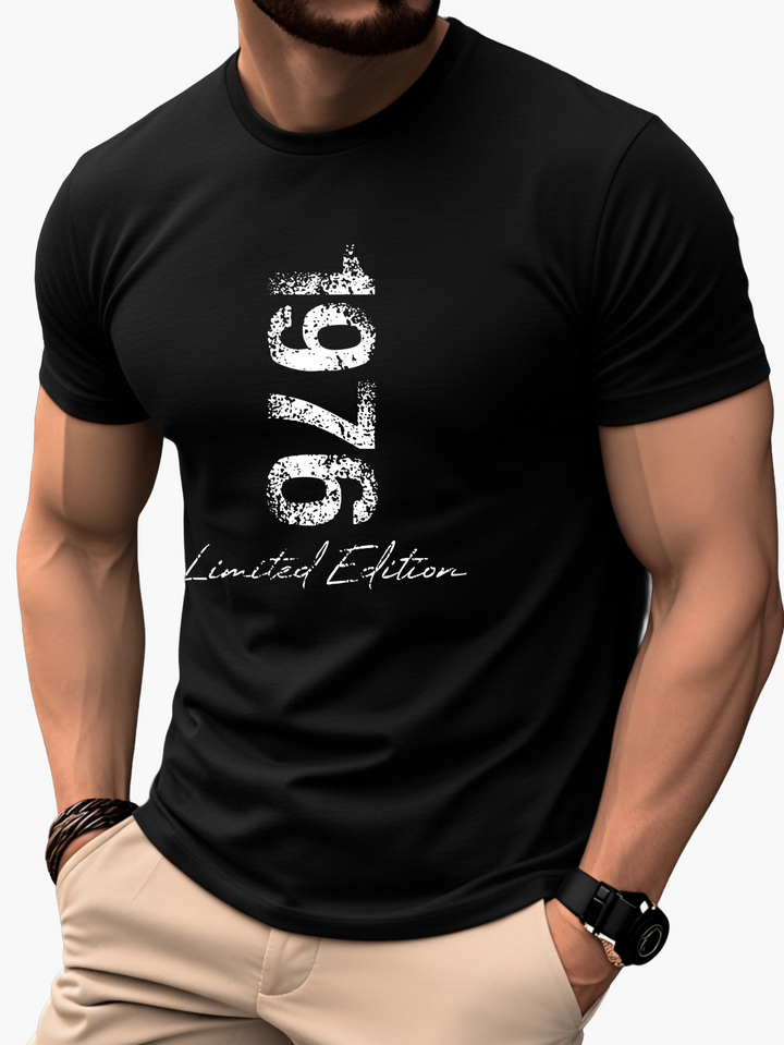 Das '1976 Edition' Herren T-Shirt: eine Mischung aus Vintage Mode und modernem Trend; perfekt für den Sommer.