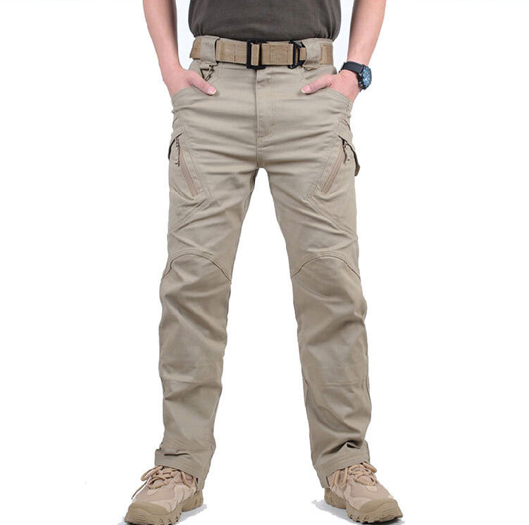 Gefaltete Herren Outdoorhose, wasserdicht. Bereit für Ihr nächstes Abenteuer. Praktische Wanderhose für unterwegs.