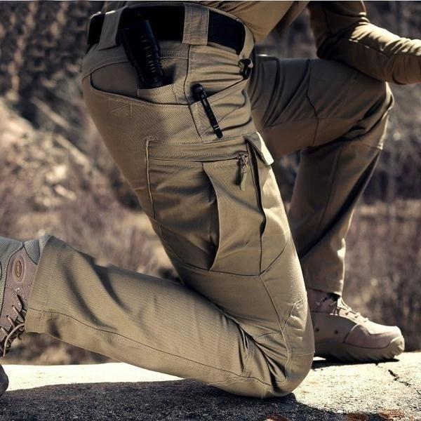 Seitliche Ansicht der Herren Wasserdichthose. Bequeme Freizeithose für Sport, Outdoor & täglichen Gebrauch.