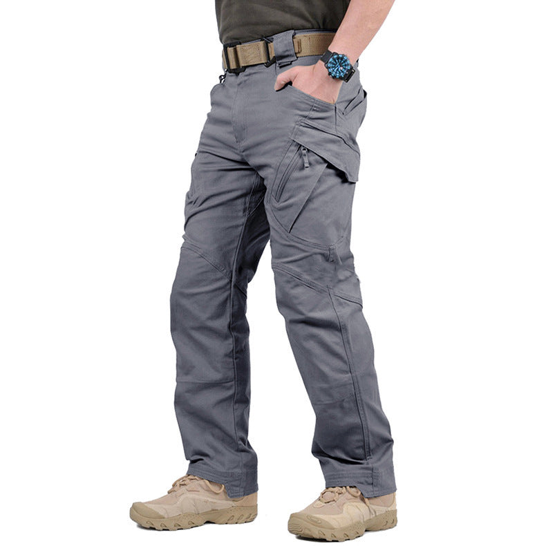 Mann trägt wasserdichte Herren Trekkinghose beim Wandern in der Natur. Ideale Outdoorhose für Abenteuer.