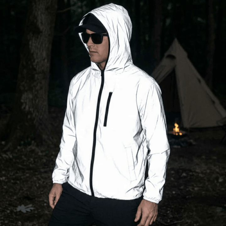 Winddichte Herren-Wanderjacke, reflektierend für erhöhte Sicherheit bei schlechtem Wetter.