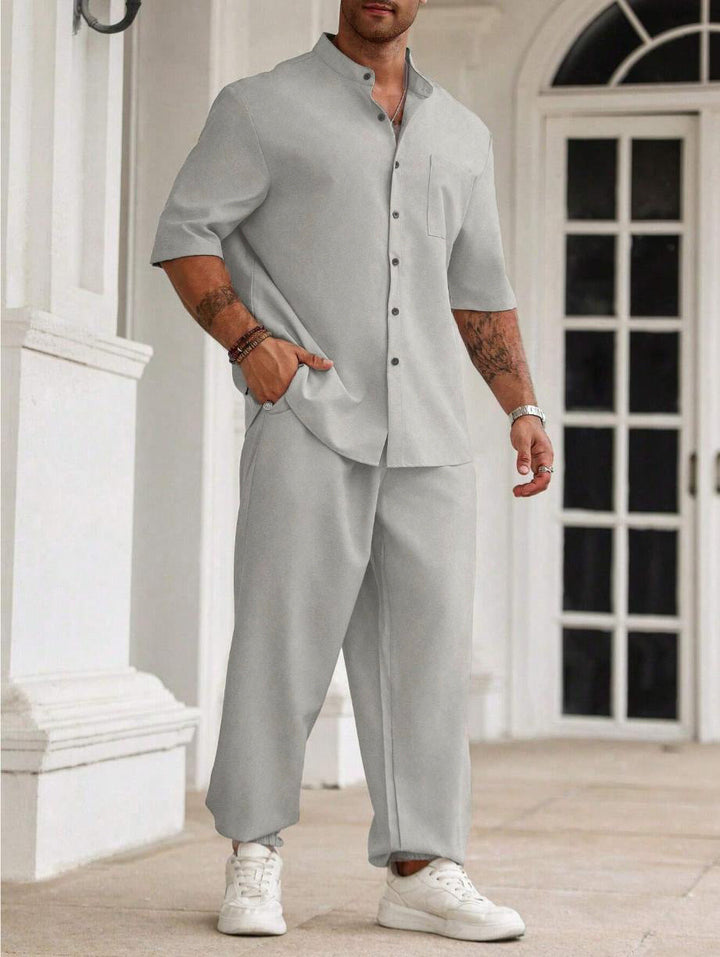 Mann präsentiert lässiges Herren Komfort Set. Zweiteiliges Outfit, ideal für den urbanen Lifestyle.