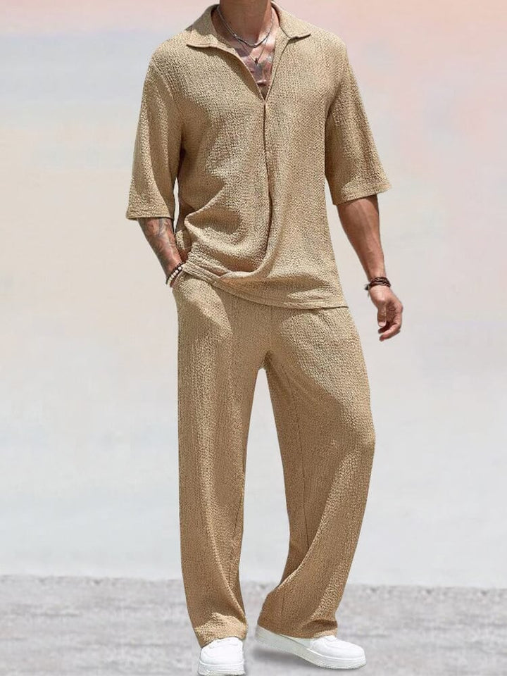 Elegantes Herren Poloshirt und passende Freizeithose als modernes Zweiteiler Set für einen stylischen Sommer.