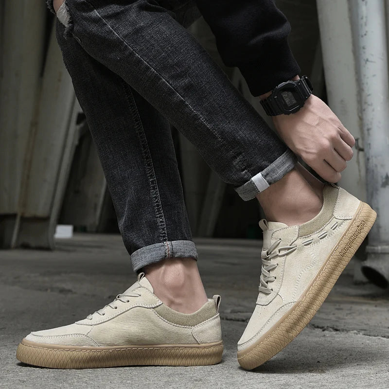 Nahaufnahme der Textur stilvoller Maxon Herren-Sneaker, perfekt für Freizeit und Alltag.