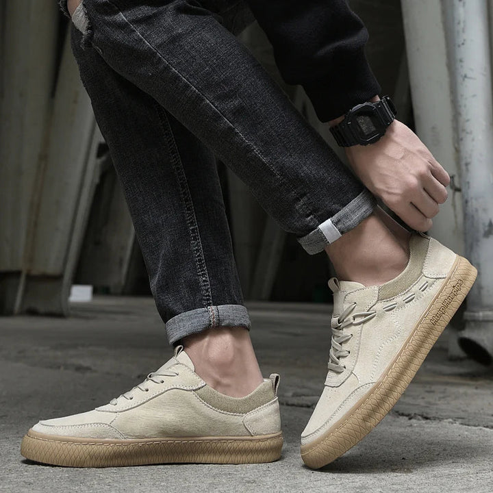 Nahaufnahme der Textur stilvoller Maxon Herren-Sneaker, perfekt für Freizeit und Alltag.