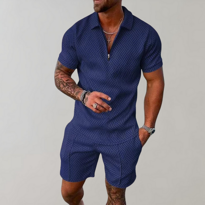 Trendiges Herren Sommer Outfit: Mehrfarbiges Polo & Shorts Set für einen sportlichen Look.