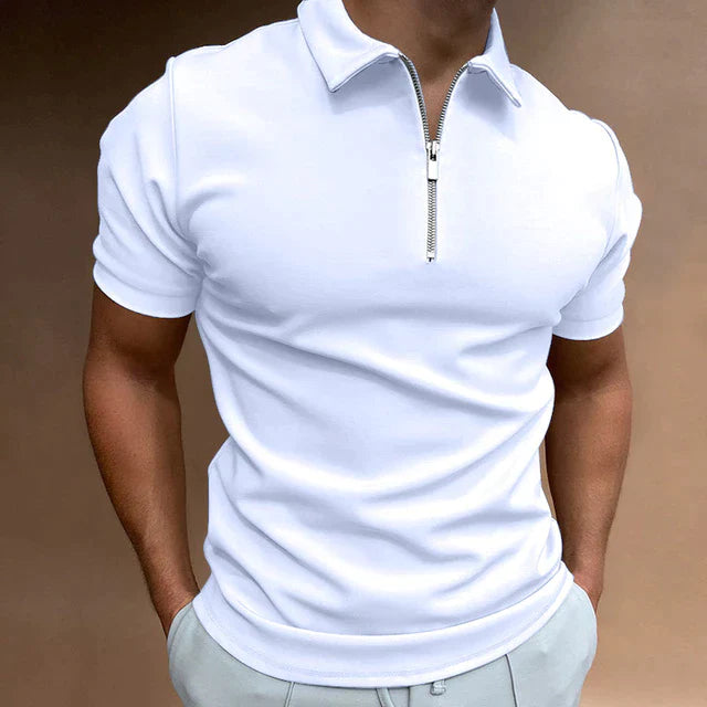 Mann trägt modisches Herren Polo mit Reißverschluss, Kurzarm, perfekt für Alltag oder Freizeitausflüge.