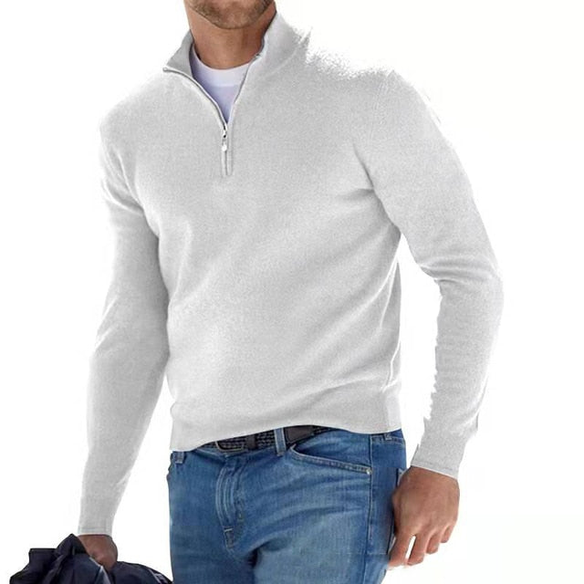 Nahaufnahme des feinen Strickmusters eines eleganten Herren V-Ausschnitt Pullovers, optimal für Wintermode.