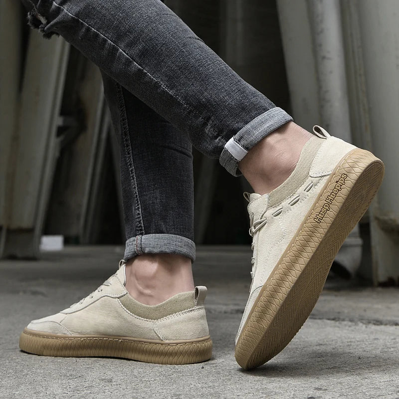 Maxon Herren-Sneaker, stilvolle Freizeitschuhe, getragen im legeren Alltags-Outfit.