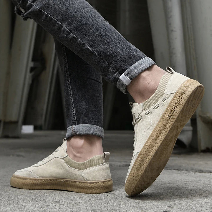 Maxon Herren-Sneaker, stilvolle Freizeitschuhe, getragen im legeren Alltags-Outfit.