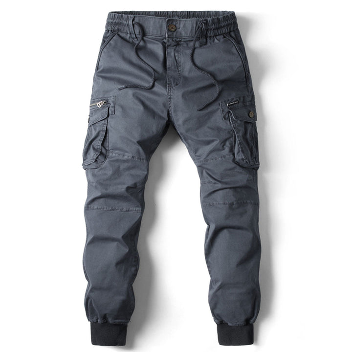Nahaufnahme einer bequemen Herren Cargohose aus strapazierfähigem Stoff, perfekt für vielseitigen Einsatz.