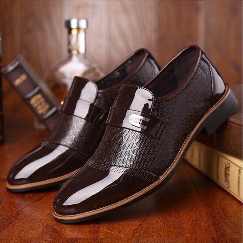 Elegante, glänzende Herren Business Schnürschuhe. Klassische Herrenmode für Büro, Abende und besondere Anlässe.