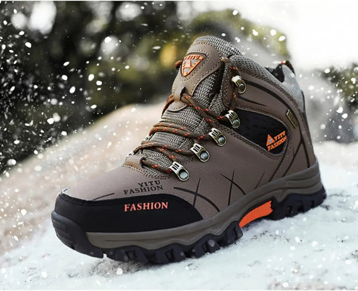Detail der Schnürung der robusten Herrenstiefel. Wasserdicht, komfortabel & langlebig für Outdoor-Einsätze.