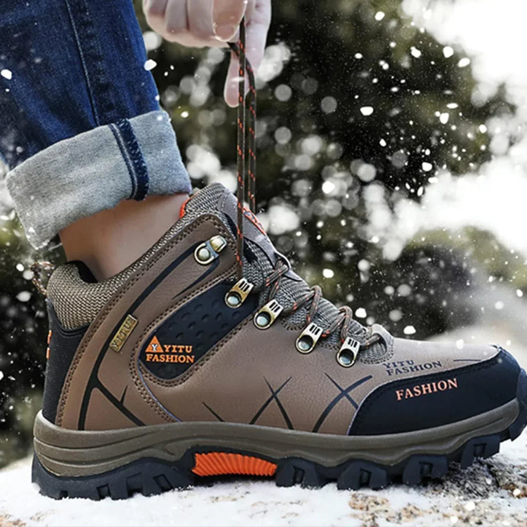 Herren-Wanderstiefel beim Überqueren einer Pfütze, wasserdicht & robust. Ergonomisch für jedes Outdoor-Abenteuer.