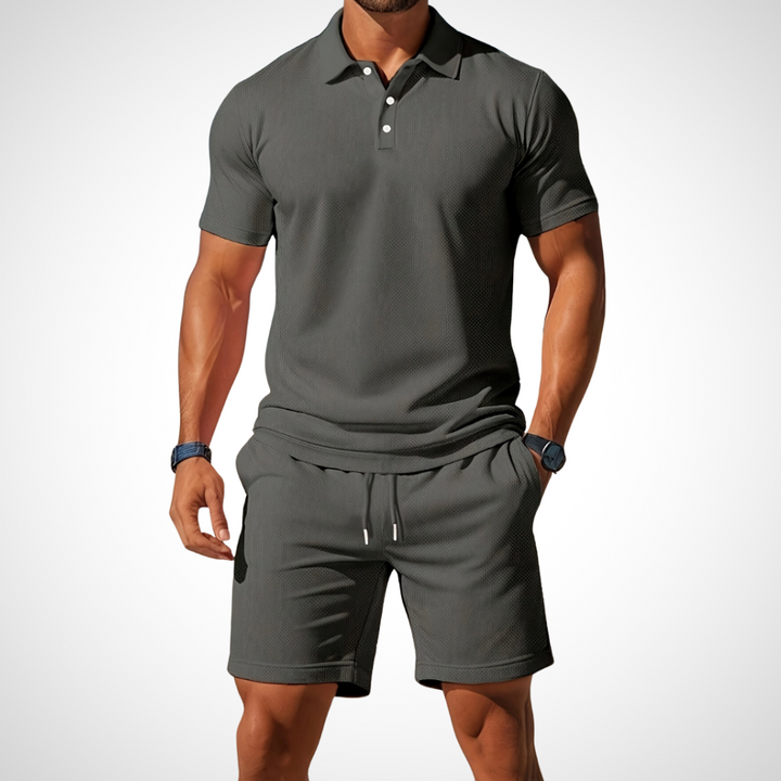 Bequemes Herren Urlaubskleidung Set "Enrico" mit Poloshirt & Shorts für entspannte Tage. Ideal für Urlaub.