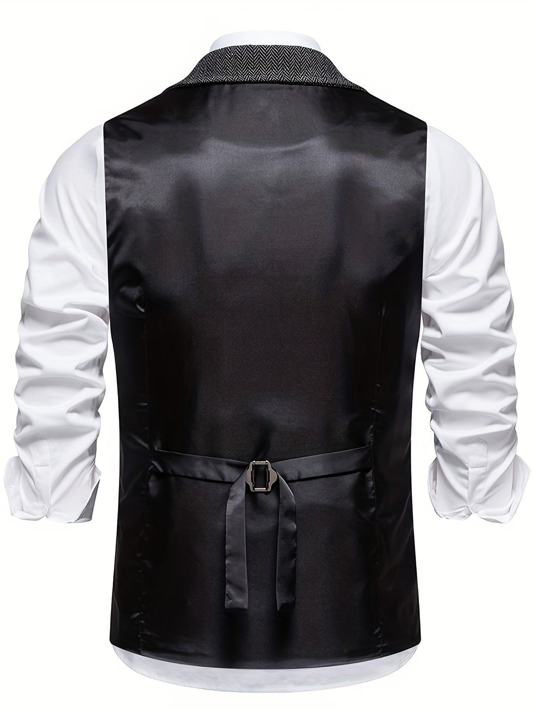 Eleganter Mann trägt Herrenweste im Retro-Stil: Fischgrätenmuster, Reverskragen, passend zum Business-Outfit.