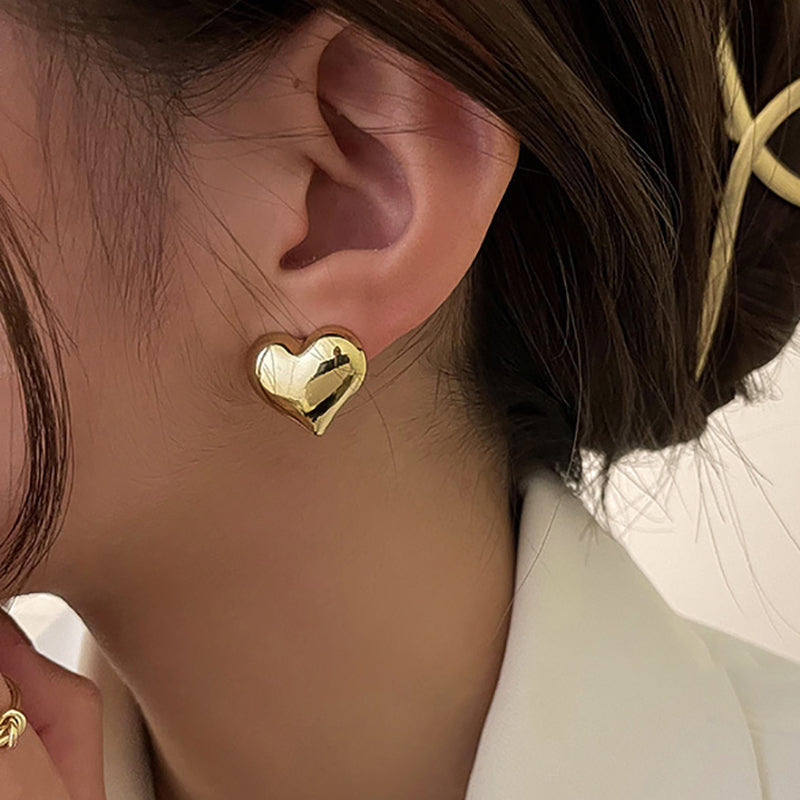 Filigrane Herz-Ohrringe in Gold oder Silber, mit Zirkonia-Details, ein modisches Statement für Damen.