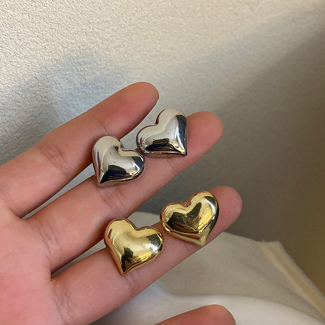 Silberne oder goldene Herz-Ohrringe aus Edelstahl, perfekt als elegantes Geschenk für Frauen.