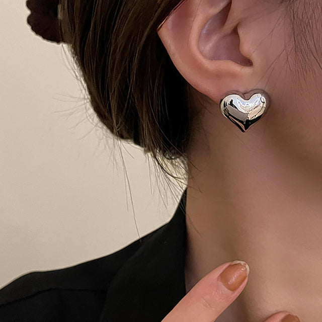 Elegante Herz-Ohrringe für Damen aus Edelstahl mit funkelnden Zirkonia, ein stilvolles Mode-Accessoire.
