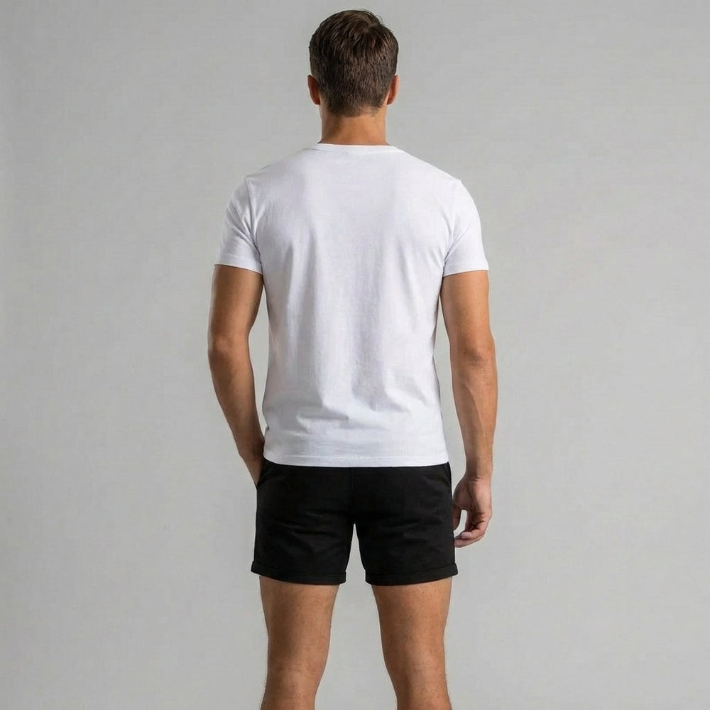 Detailaufnahme der hochwertigen Baumwoll-Mischung der Slim Fit Chino-Shorts. Ideal für atmungsaktiven Sommerkomfort.