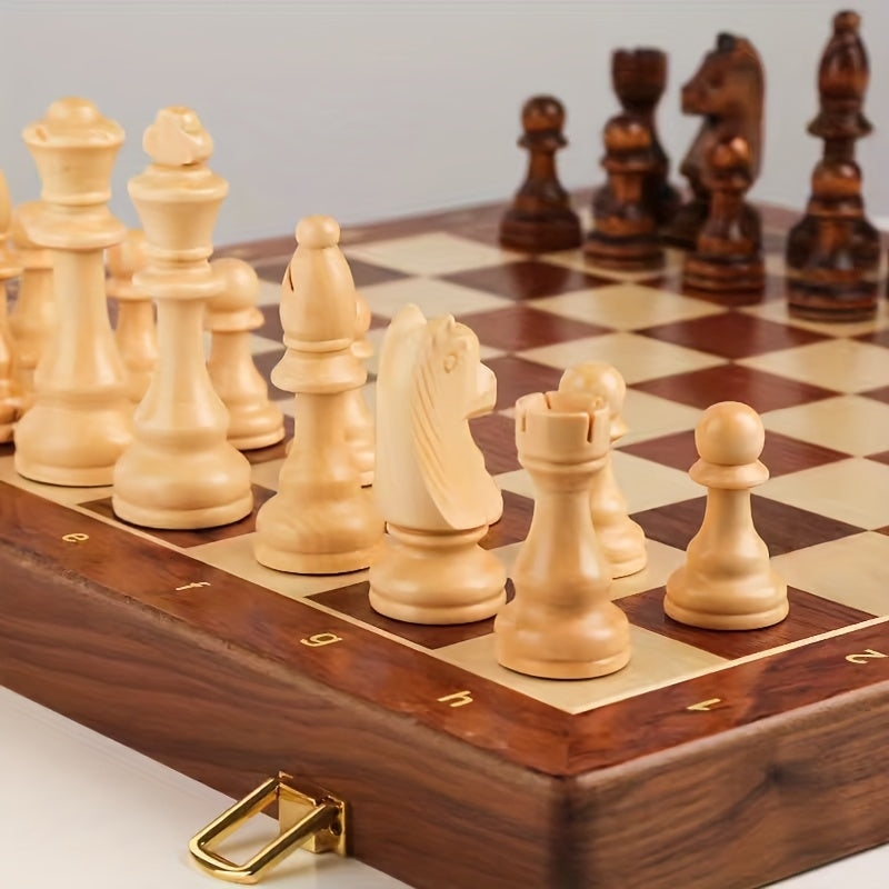 Premium Holzschachspiel: polierte Holzfiguren und glänzendes Brett, zeugt von hoher Qualität und Handwerkskunst.