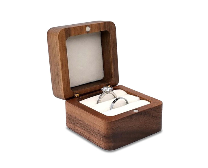 Massives Holz Schmuckkästchen mit Samtfutter schützt Ringe und Ohrringe. Perfekte Schmuckaufbewahrung.