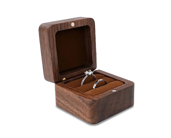 Detailansicht des Teakholz Schmuckkästchens, innen mit Samt für Ringe & Ohrringe. Ein edles Accessoire.