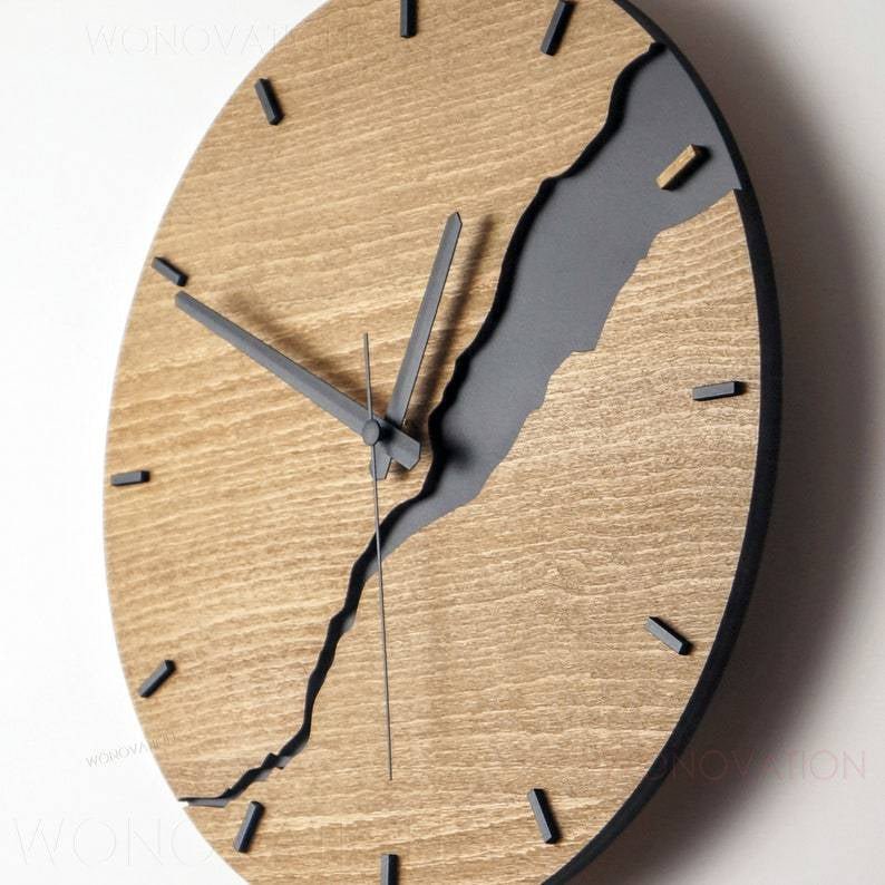 Luxuriöse Nuvoro Wanduhr aus Holz, perfekte Wanddekoration für Wohnzimmer. Modernes, natürliches Design.