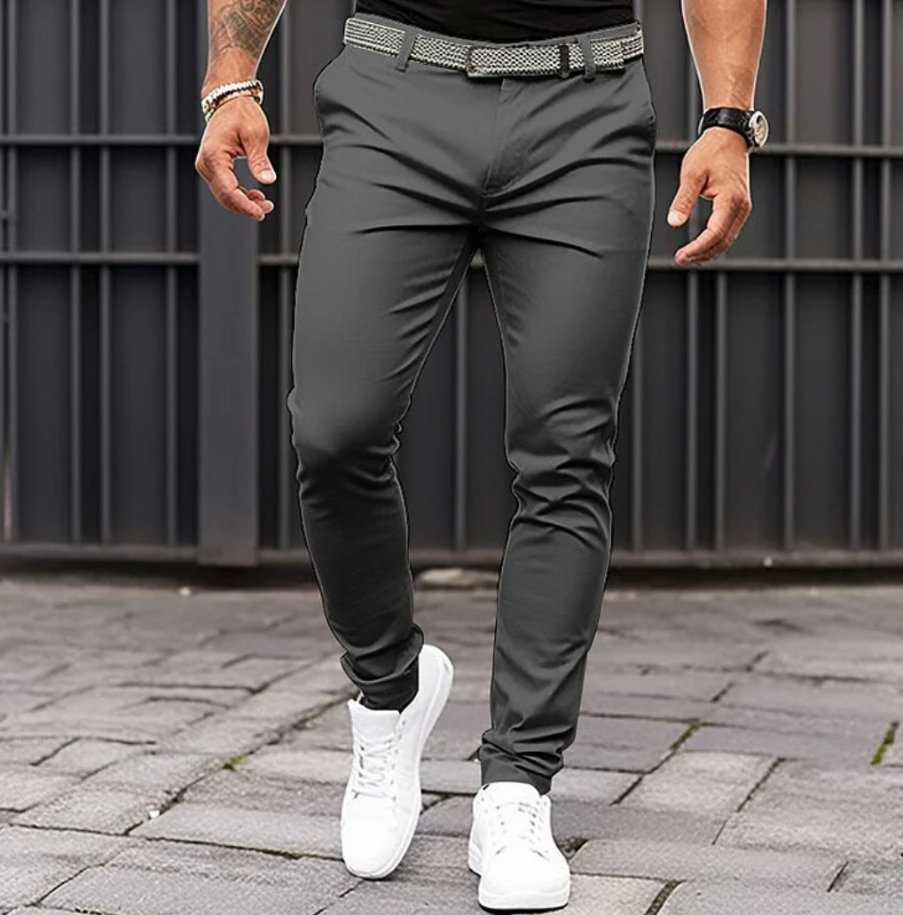 Elegante Herrenhose für stilvollen Business- oder Freizeit-Look. Komfortable Passform, vielseitig ganzjährig tragbar.