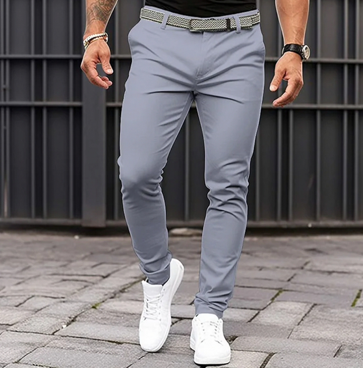 Moderne Herrenhose mit eleganter Passform, ideal für Business und Freizeit. Stilvolle Herrenbekleidung das ganze Jahr.