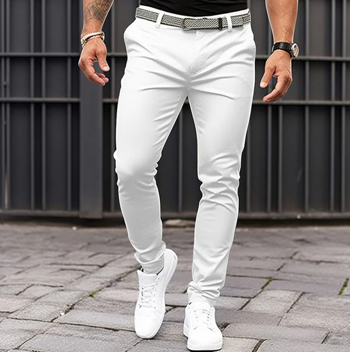 Komfortable Herrenhose für vielseitige Outfits das ganze Jahr. Elegante Herrenbekleidung für Business & Freizeitmode.