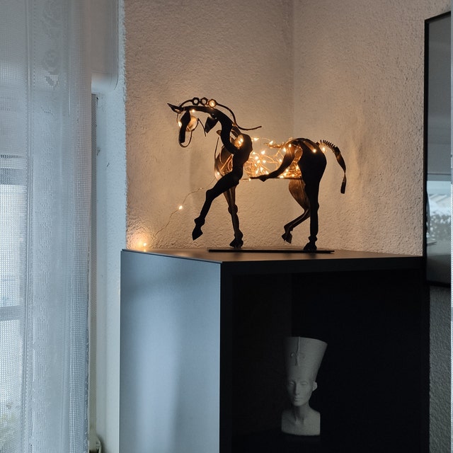 Einzigartige Pferdefigur Ferro, detailreiches Kunsthandwerk aus Metall, moderne Dekoration für jeden Raum.