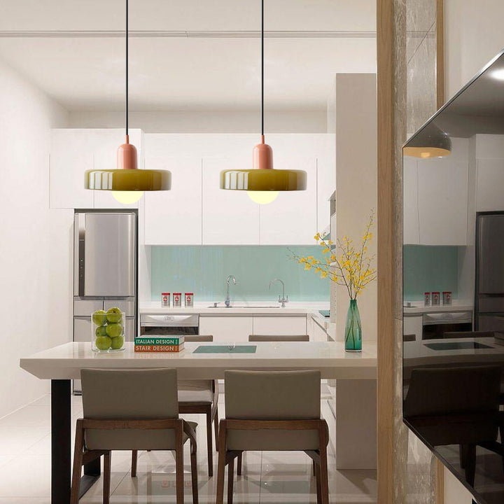 Hängelampe aus buntem Glas im Bauhaus-Stil, perfekte Designlampe für jeden Raum.