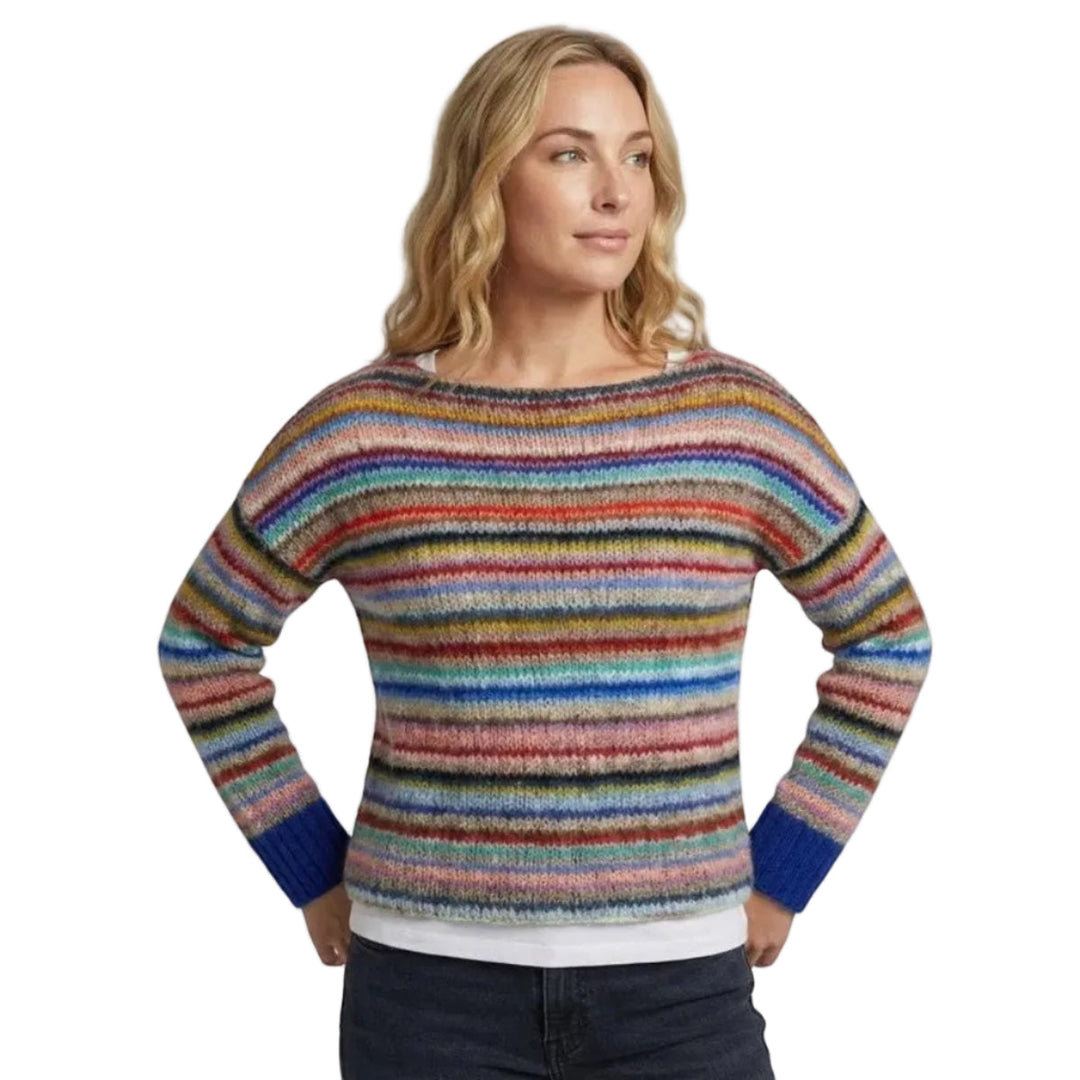 Model trägt casual gelb-blau-weiß gestreiften Damen Strickpullover mit lockerer Passform für den Alltag.