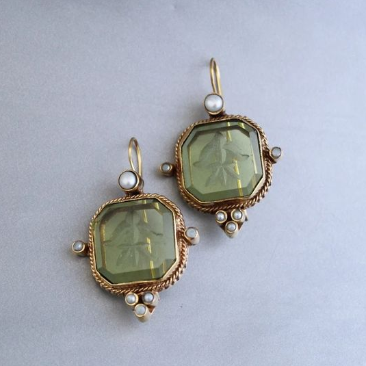 Damen Vintage Ohrringe mit grünen Perlen, handgefertigt. Eleganter Schmuck für Frauen, ein besonderes Accessoire.