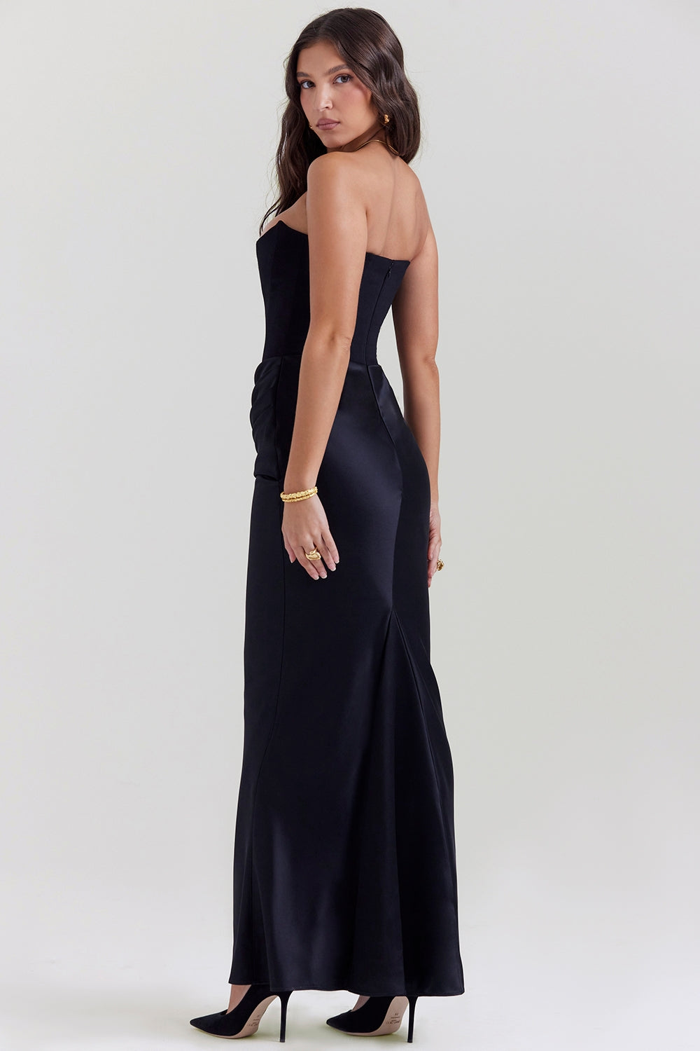 Luftiges, trägerloses Sommer Maxikleid für Damen, lang und fließend, ideal für warme Tage und Partys.