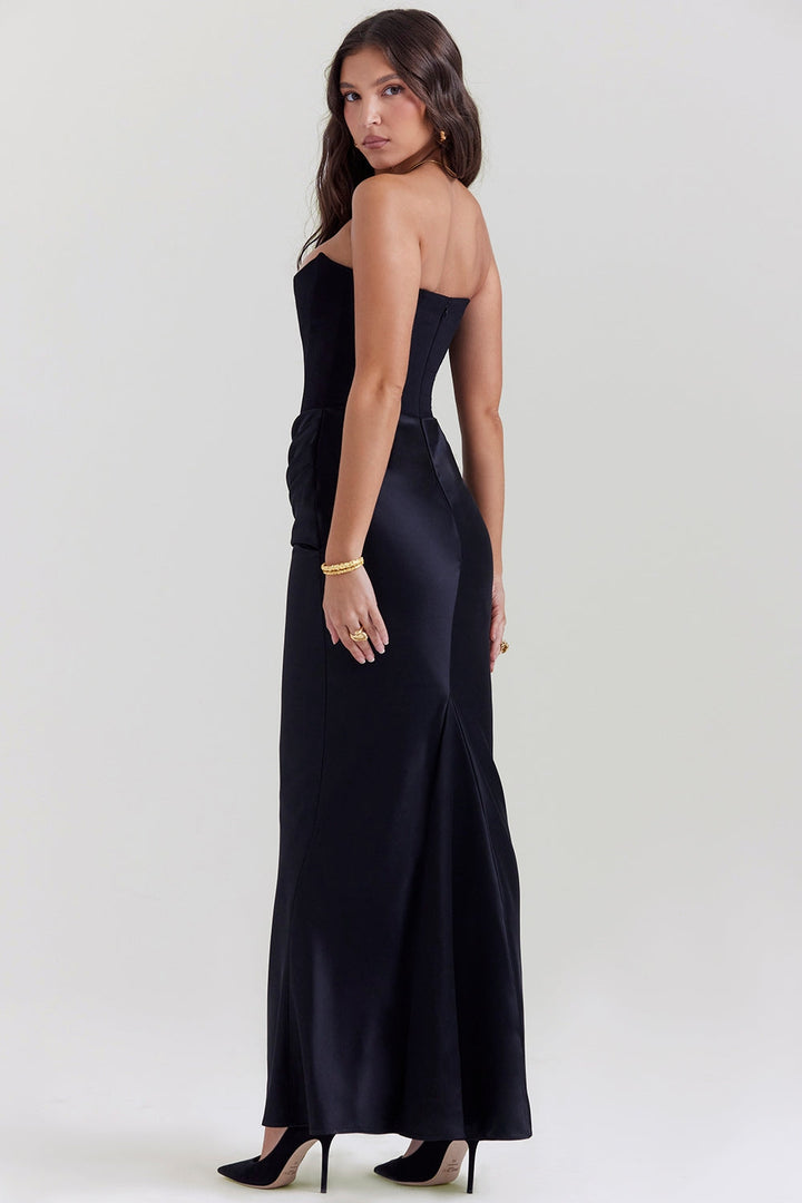 Luftiges, trägerloses Sommer Maxikleid für Damen, lang und fließend, ideal für warme Tage und Partys.