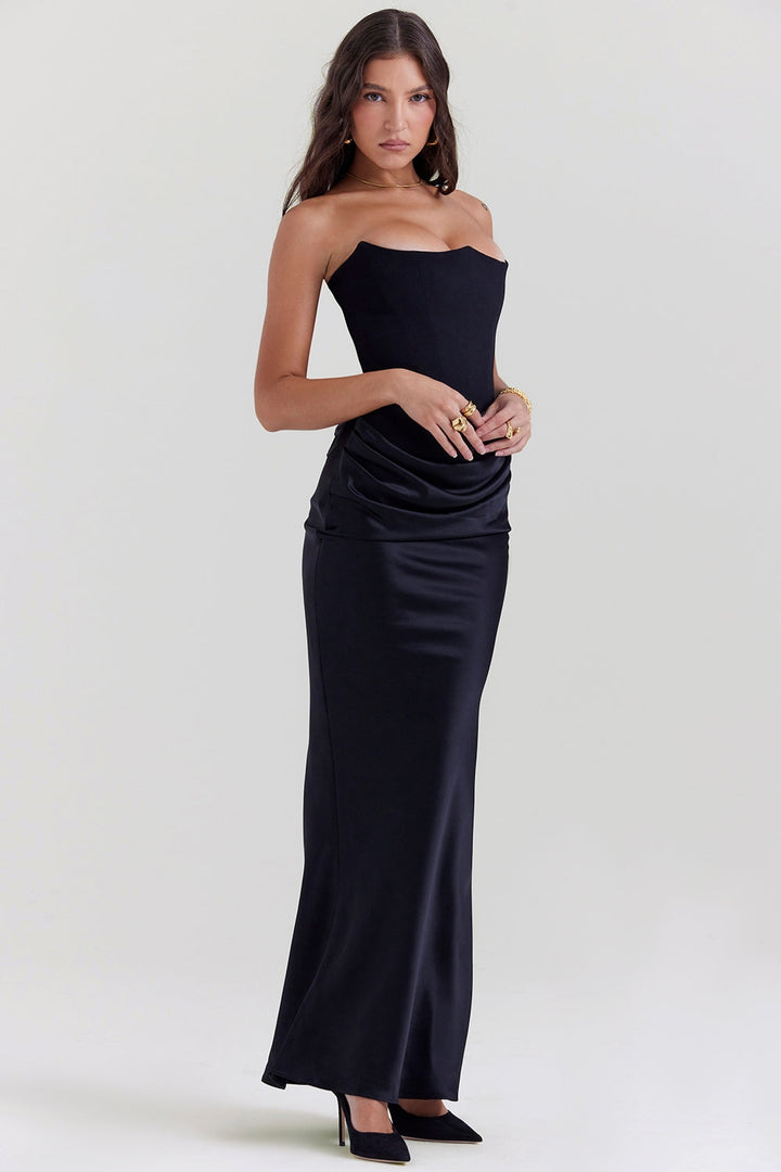 Figurbetontes, langes Damen Abendkleid ohne Träger, elegant fließend in Schwarz, perfekt für Gala.