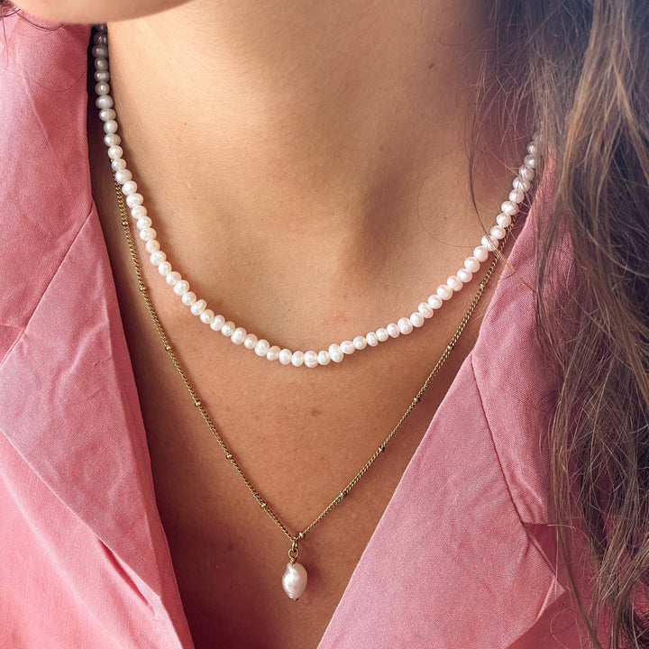 Produktansicht: Damen Gold Choker mit echten Süßwasserperlen, verstellbar und langlebig.