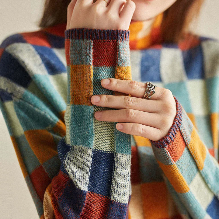 Trendiger Damen Strickpullover mit Rollkragen. Neue Kollektion für stilvolle Herbst-Winter-Outfits.