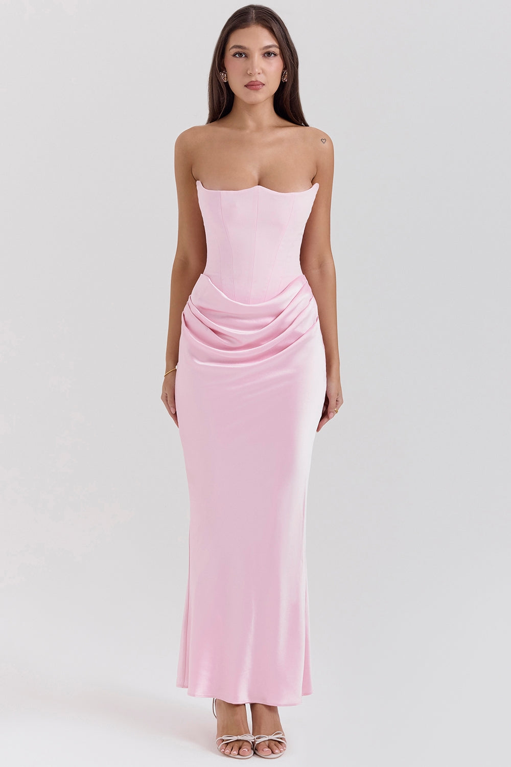 Modisches, trägerloses Damen Maxikleid in Braun, figurbetont und elegant, für einen schicken Auftritt.
