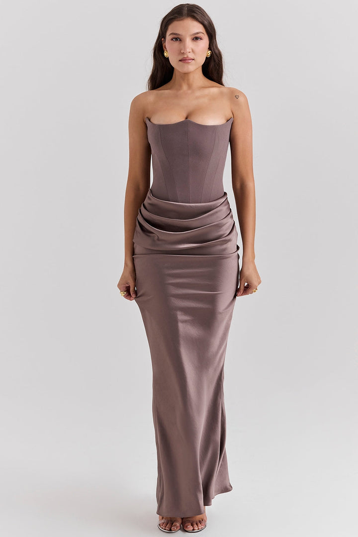 Fließendes, trägerloses Damen Maxikleid in Weiß, lang und elegant, perfekt für einen stilvollen Auftritt.