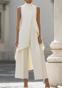 Festlicher Damen Zweiteiler mit asymmetrischem Top, hohem Kragen und weitem Bein, elegant für Abendmode.