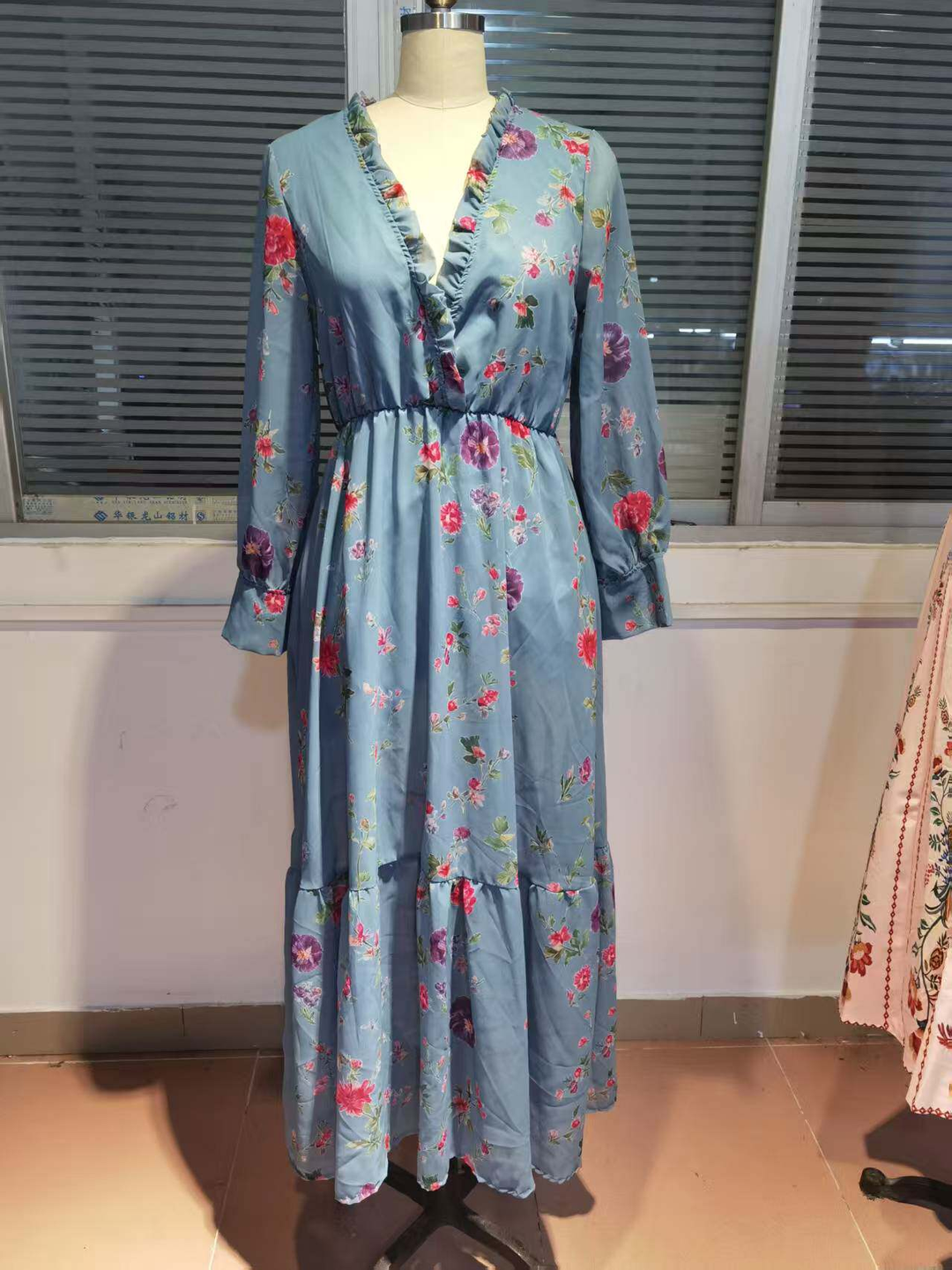 Blaues Damen Sommer Boho Maxikleid mit eleganten Rüschen, fließendem Stoff; ideal als Strand- oder Festkleid.
