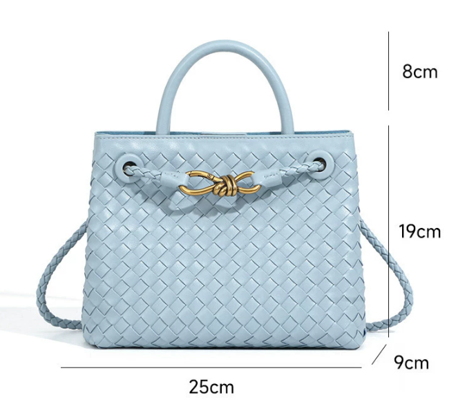Zeitlose Damen-Handtasche in Flechtoptik, als Umhängetasche gestaltet, mit raffinierten goldenen Akzenten.