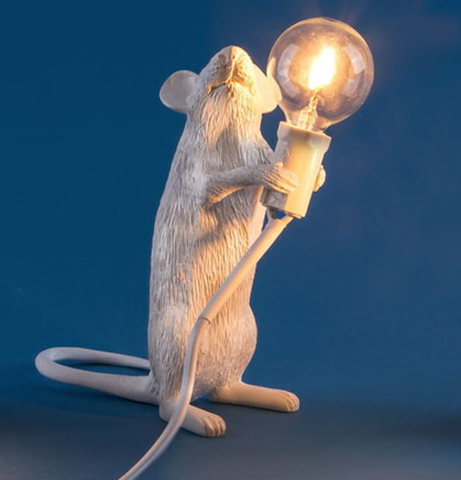Verspielte Maus Tischlampe mit LED, modernes Design und stimmungsvolles Licht für Wohnzimmer.