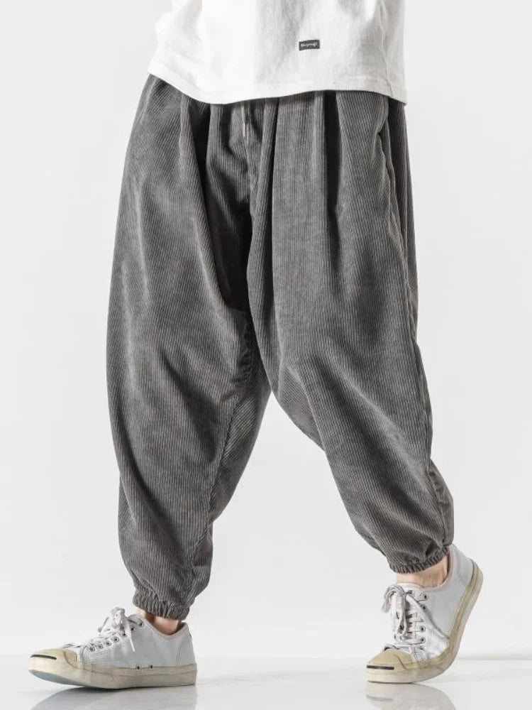 Rückansicht der Herren Harem Jogger Hose mit tiefem Schritt und lockerer Passform. Bequeme Männer Jogginghose im lässigen Vintage Stil.