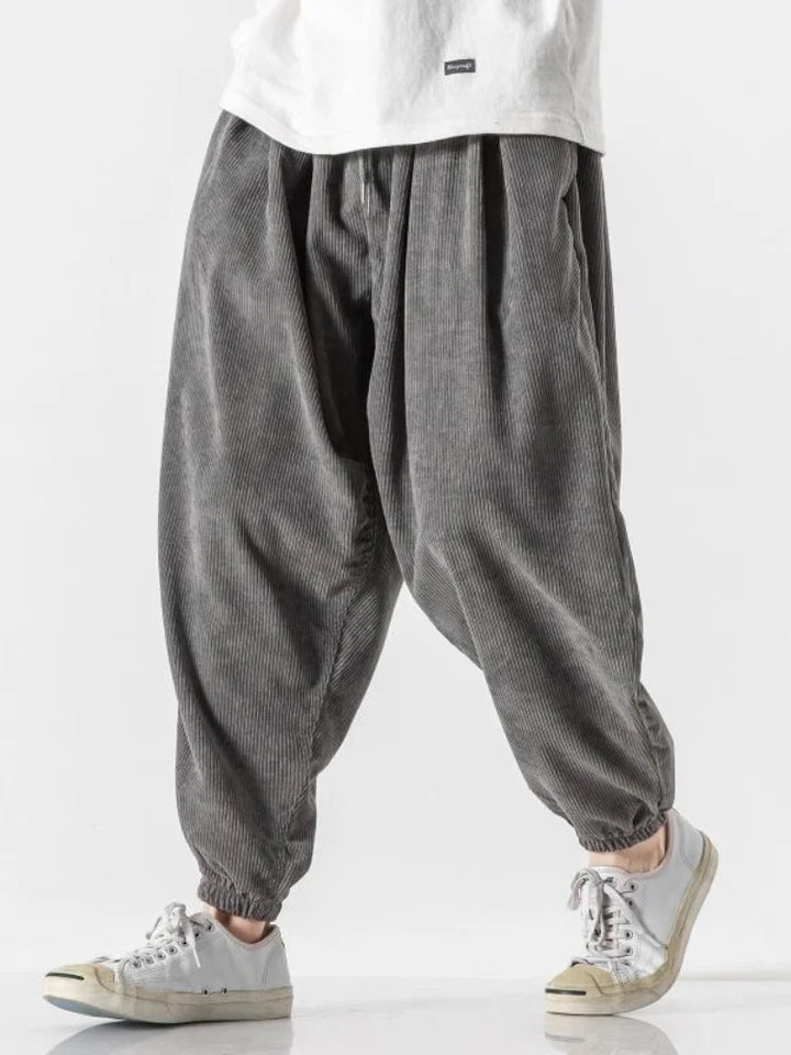 Rückansicht der Herren Harem Jogger Hose mit tiefem Schritt und lockerer Passform. Bequeme Männer Jogginghose im lässigen Vintage Stil.